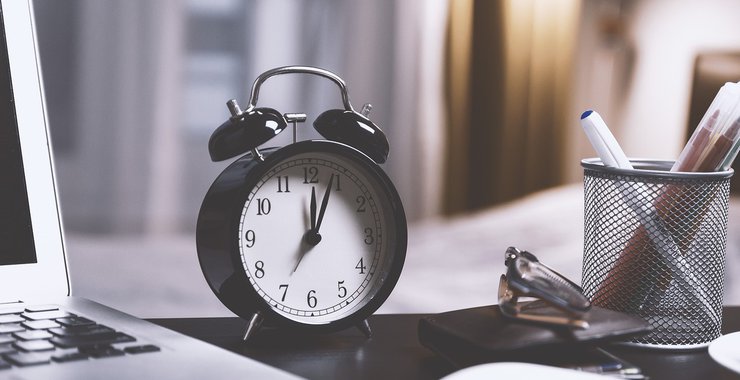 clock near laptop.jpg 740x380 q85 crop subsampling 2
